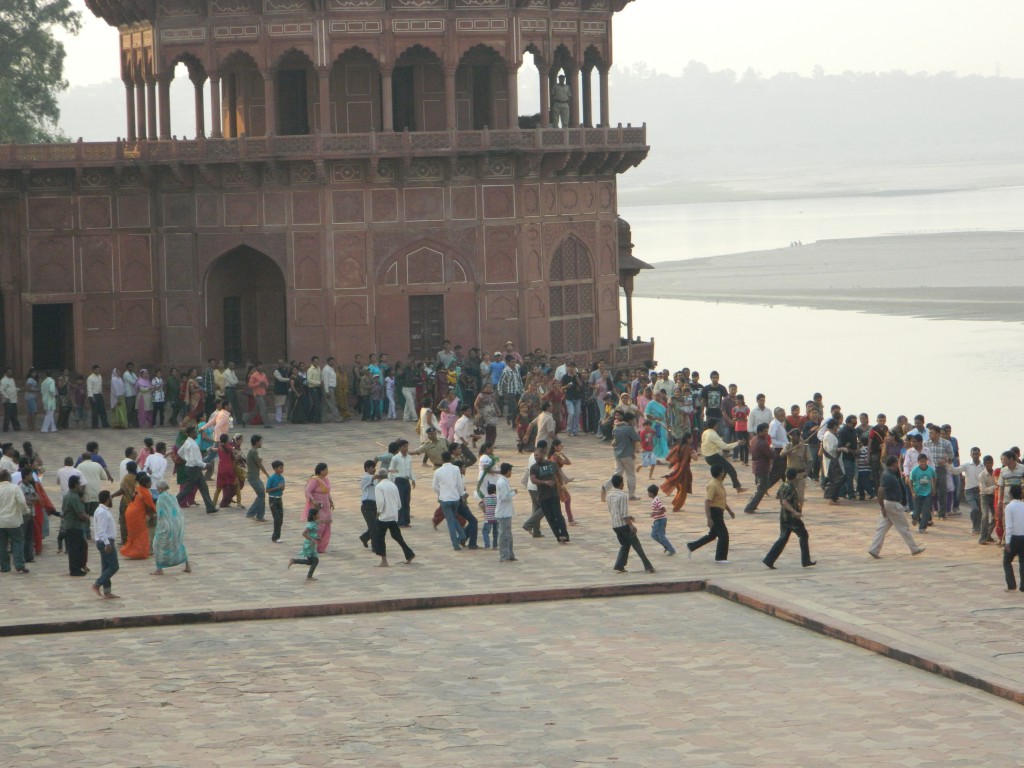 line at Taj Mahal, photo copyright Brendan Gregg